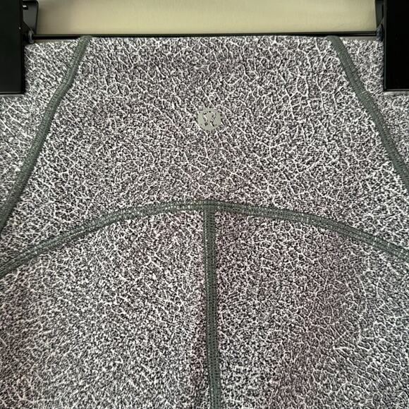 LULULEMON TRAIN TIMES LEGGINGS SIZE 4 FRACTAL ALPINE WHITE BLACK / BLACK - Picture 3 of 5